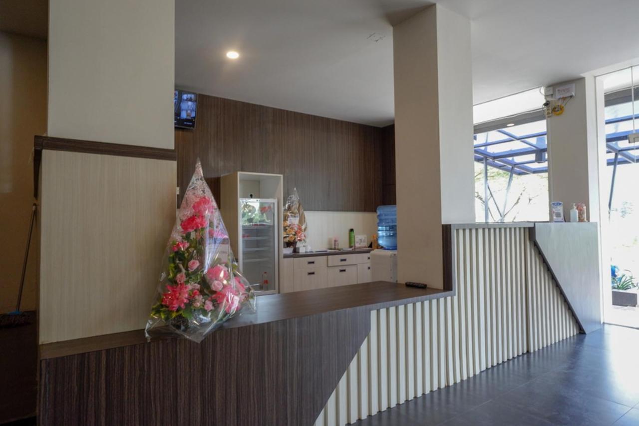 Reddoorz Plus Near Solo Baru エクステリア 写真
